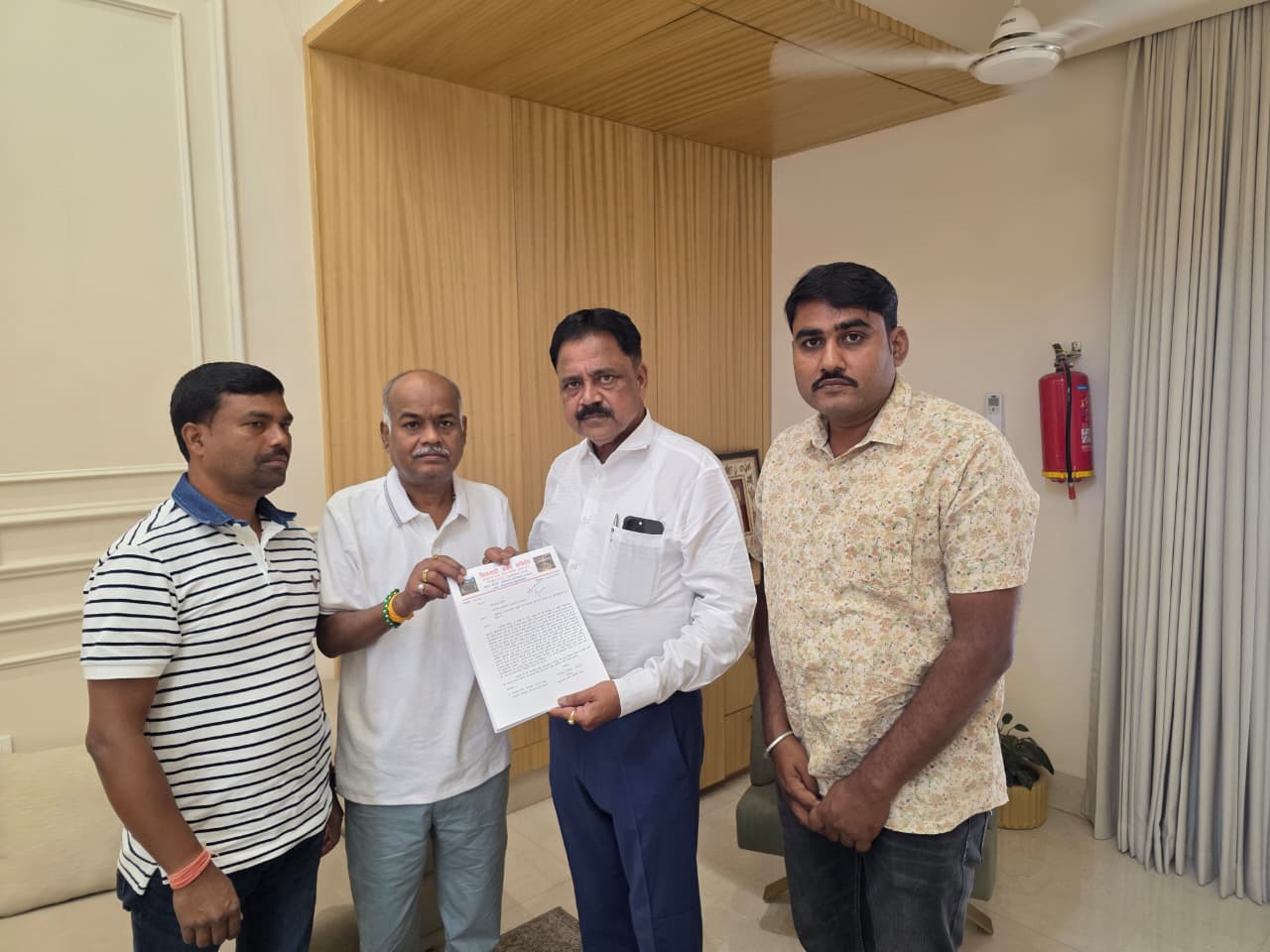 पर्यटन विकास को लेकर मंत्री से मिले झामुमों के केंद्रीय सचिव पंकज मिश्रा,सौंपा ज्ञापन