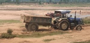 नदी घाट से बालू उठाव करते हुए का लाइव तस्वीर....