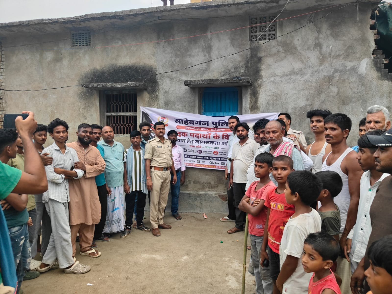 Police campaign against drugs intensifies in Sahibganj; people take a pledge for a drug-free society near Badi Imambara.