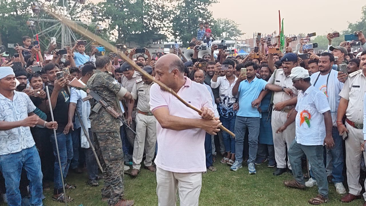Sahibganj: MLA MT Raja immersed in the spirit of Muharram; boosted the morale of participants by demonstrating *lathi* skills at the *akhada*.