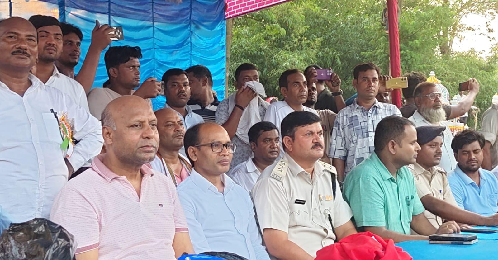 Sahibganj: MLA MT Raja immersed in the spirit of Muharram; boosted the morale of participants by demonstrating *lathi* skills at the *akhada*.