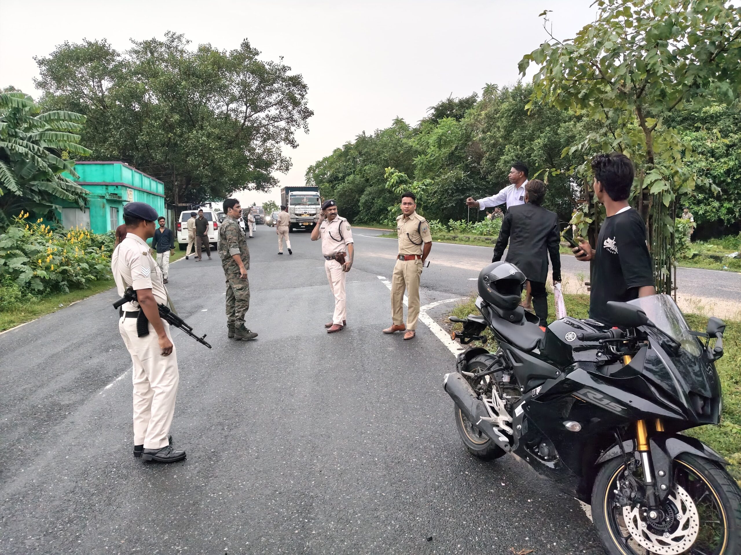 जामताड़ा पुलिस अलर्ट: त्योहारों से पहले जिले भर में चला चेकिंग अभियान, नियम तोड़ने वालों पर कार्रवाई ​