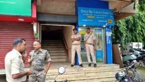 जमशेदपुर में दिनदहाड़े बैंक डकैती, 42 लाख नकद और सोने के गहने लूटकर फरार हुए अपराधी